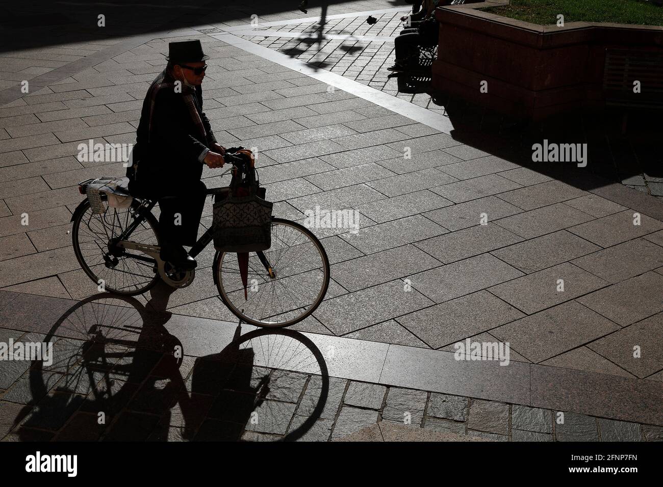 Uomo in bicicletta a Oristano, Sardegna, Italia Foto Stock