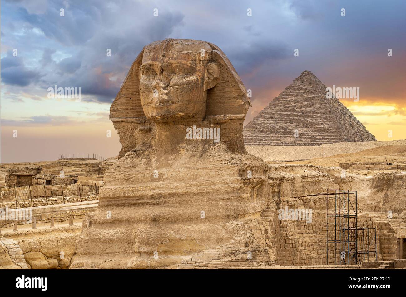 Grande sfinge e piramidi. Sfinge sullo sfondo delle grandi piramidi egiziane. Africa, altopiano di Giza. La Sfinge in Giza complesso piramidale al sole Foto Stock