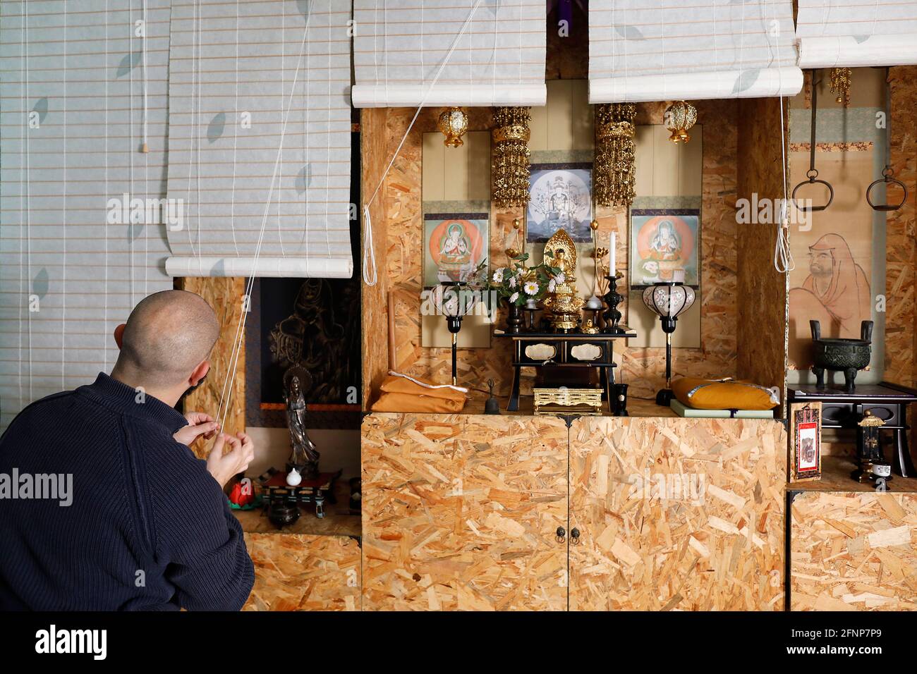 Zen dojo a Marrubiu, Sardegna, Italia. Maestro che solleva le tende dell'altare Foto Stock