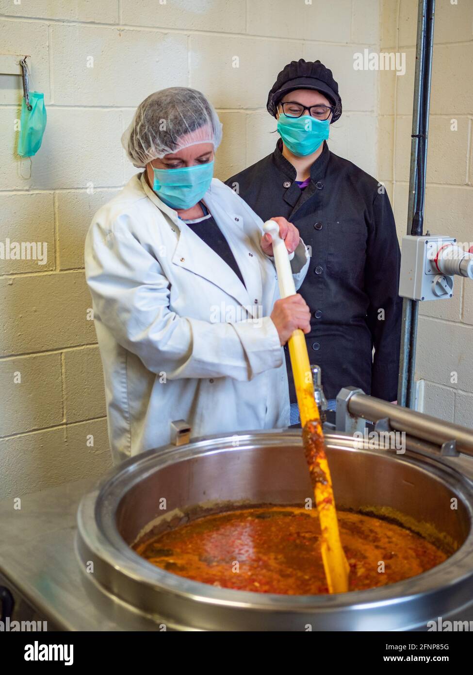 lavoratori di produzione femminile presso la fabbrica alimentare Foto Stock
