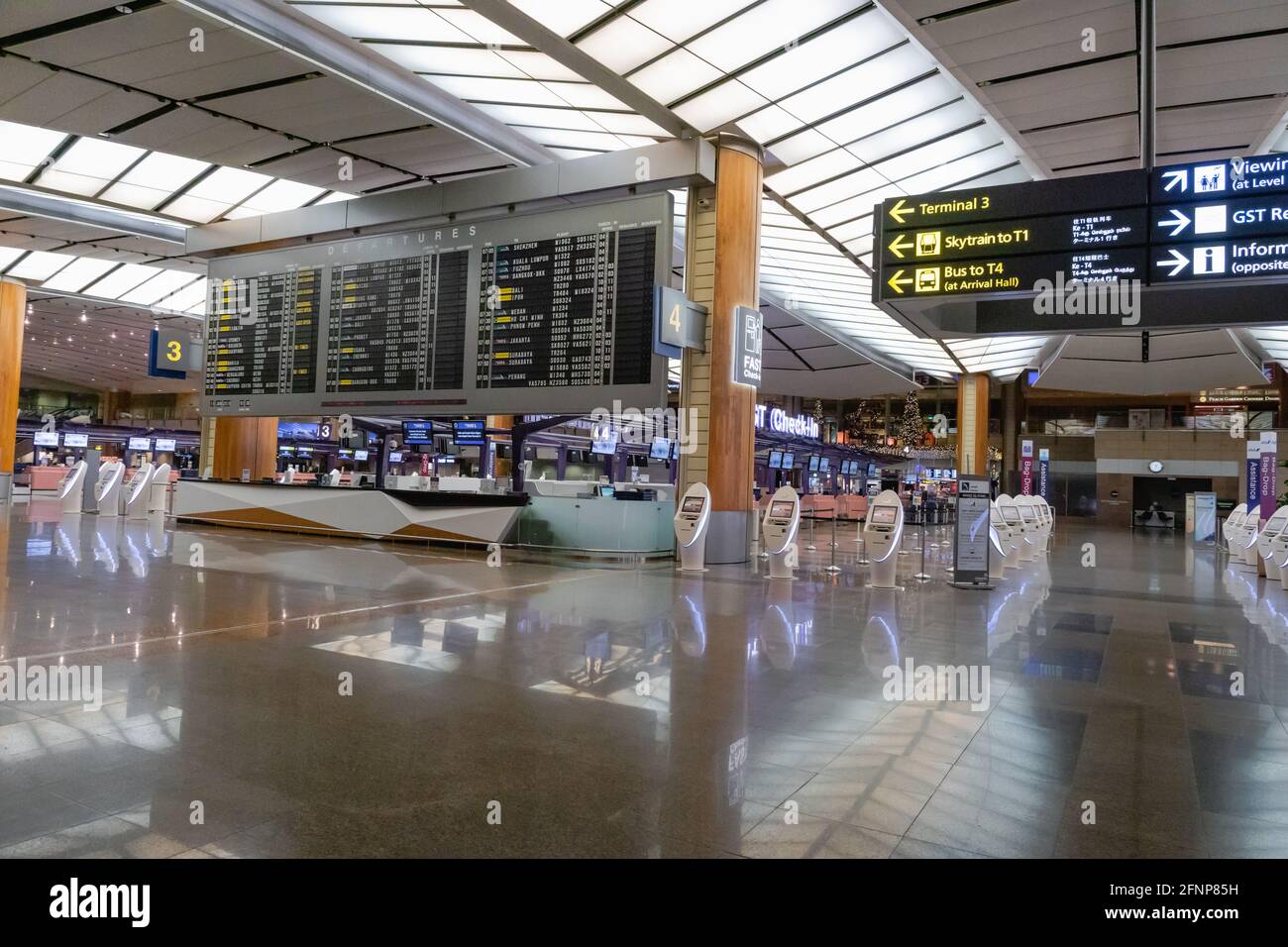 Singapore - Gennaio 2019: Terminal dell'Aeroporto Changi di Singapore con grande programma di partenza. L'aeroporto di Changi è uno degli aeroporti più trafficati dell'Asia Foto Stock
