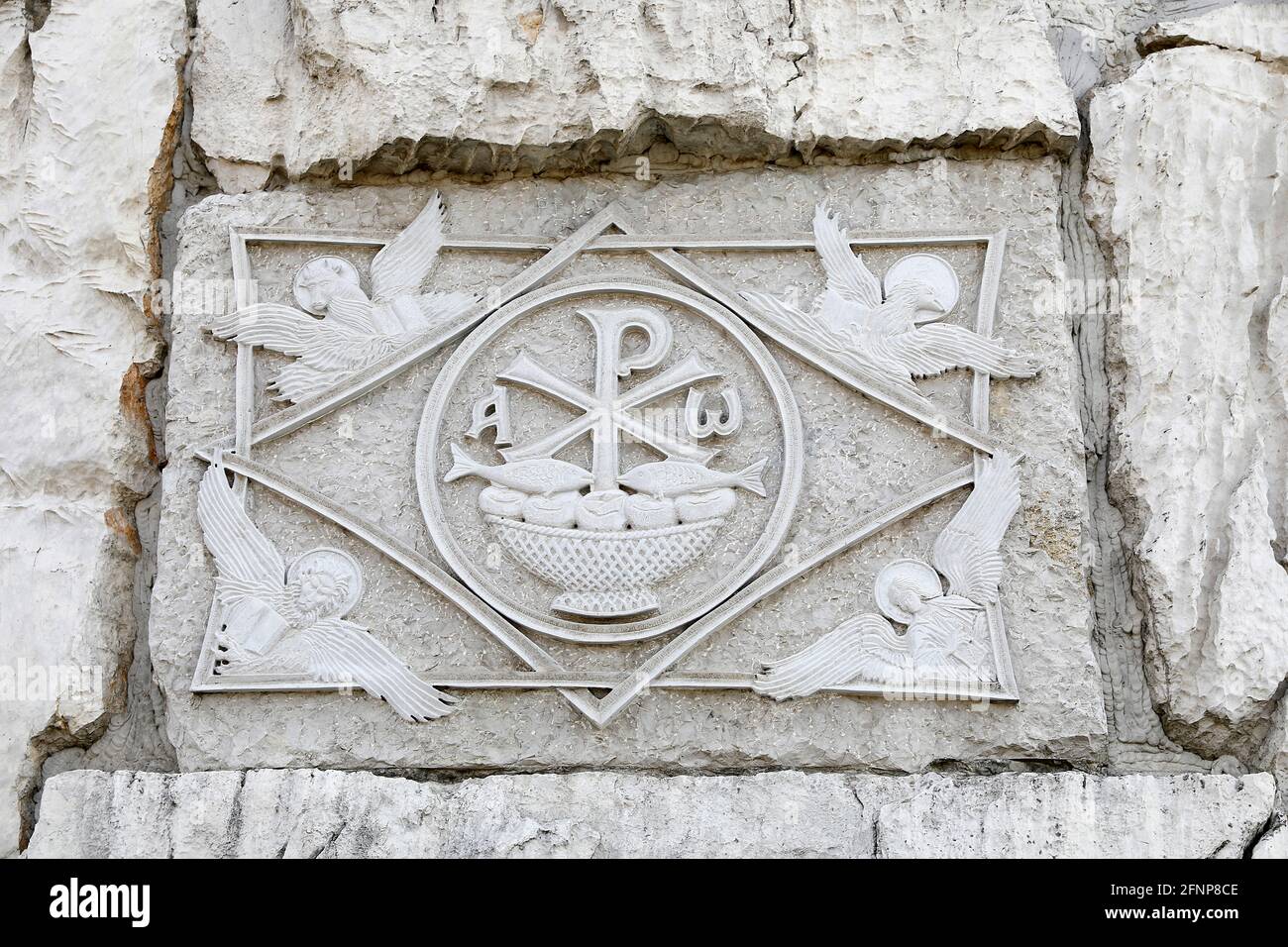 Risurrezione Cattedrale ortodossa, Podgorica, Montenegro. Rilievo con simboli cristiani Foto Stock