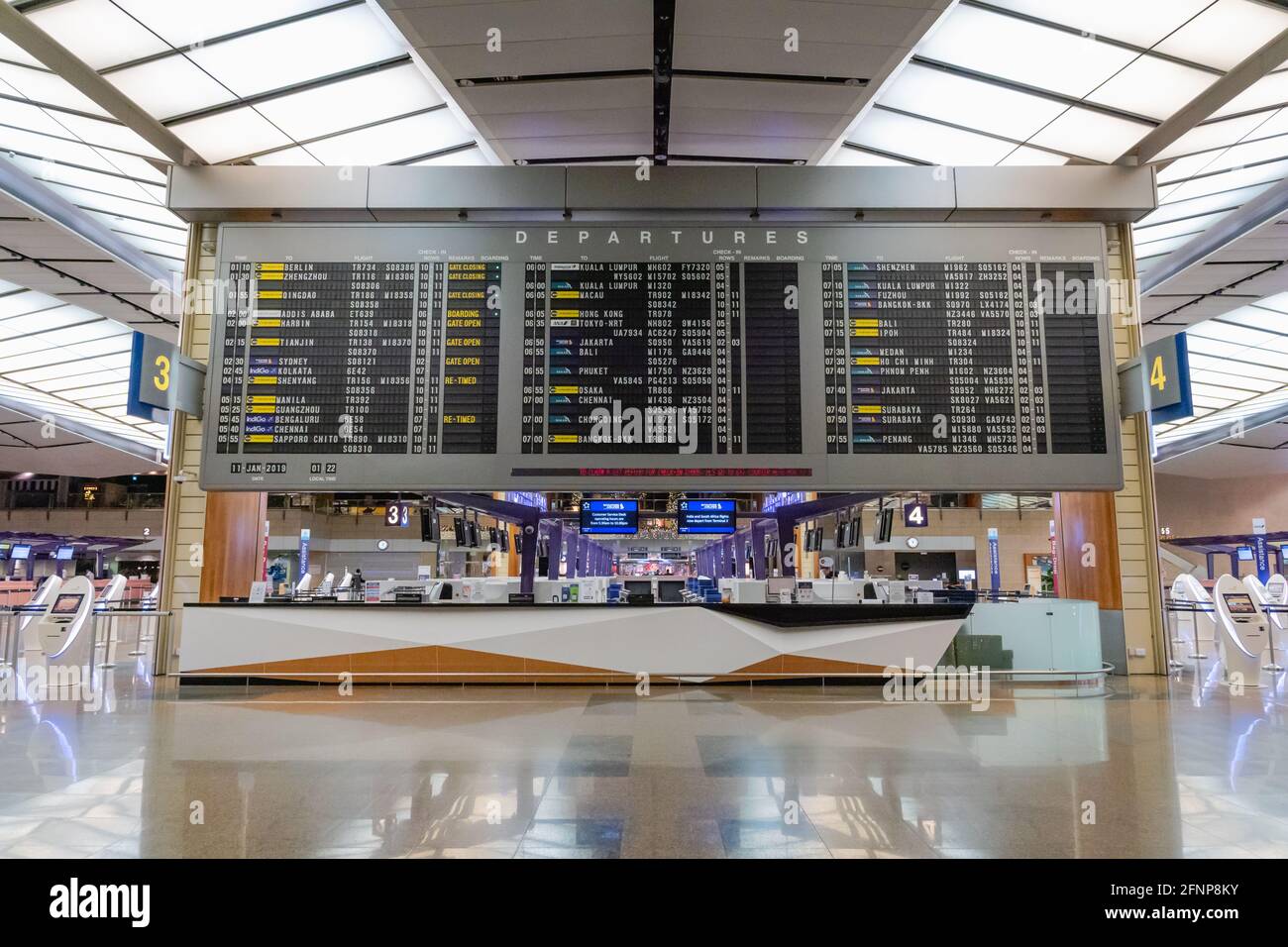 Singapore - Gennaio 2019: Terminal dell'Aeroporto Changi di Singapore con grande programma di partenza. L'aeroporto di Changi è uno degli aeroporti più trafficati dell'Asia Foto Stock