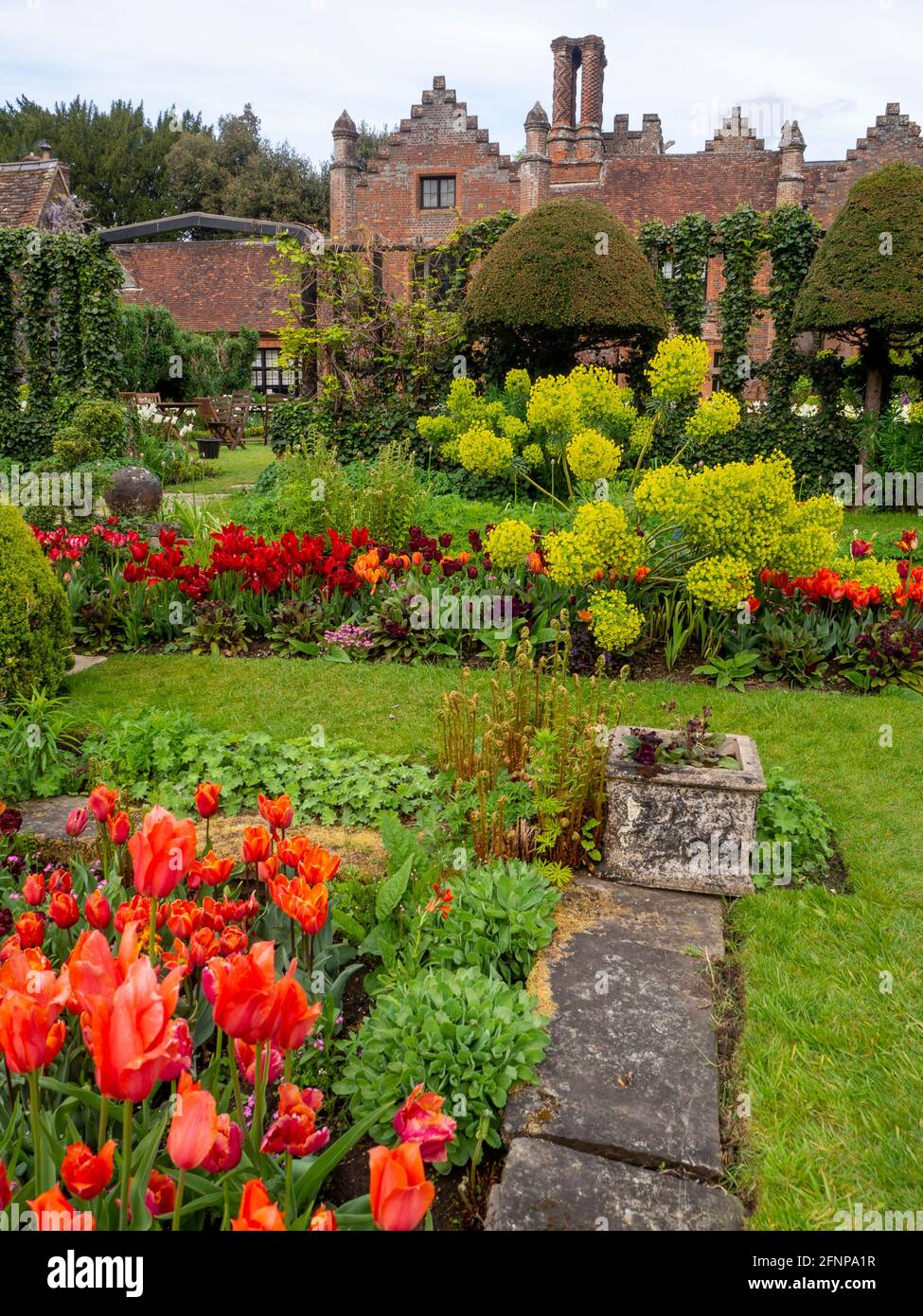 Colorato giardino primaverile a Chenies; Festival dei tulipani 2021 Foto Stock