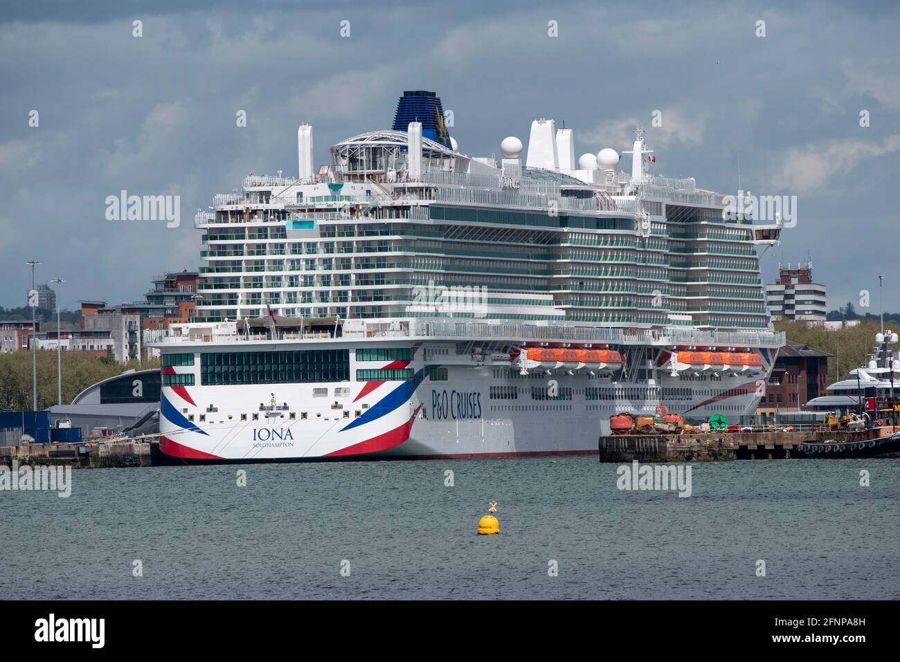 Southampton, Inghilterra, Regno Unito. 18.05.2021. Nuova nave da crociera della flotta Pando, Iona, accanto al porto di Southampton UK. Foto Stock