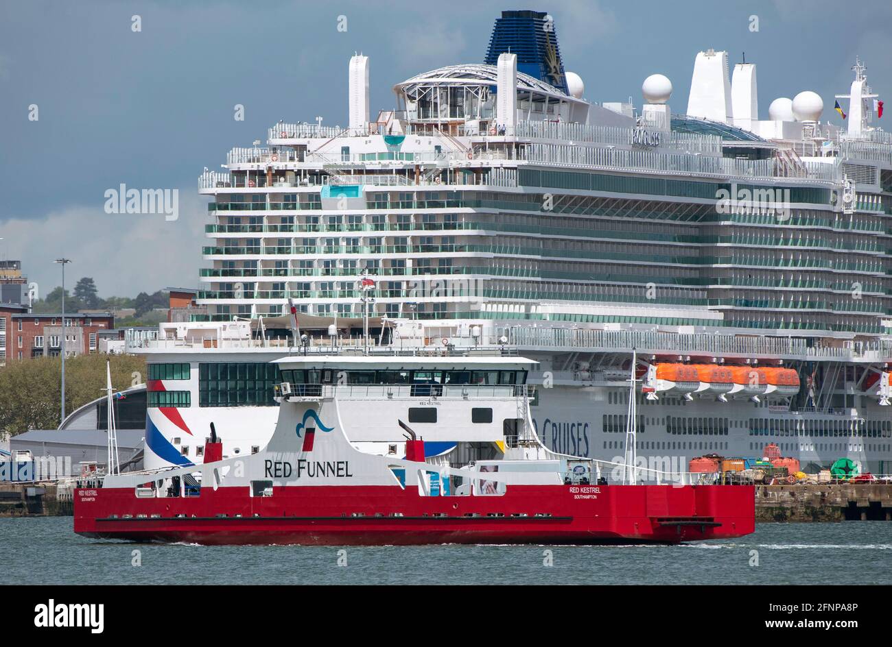Southampton, Inghilterra, Regno Unito. 18.05.2021. Red Kestrel un traghetto che passa attraverso la nuova nave da crociera della flotta P&o, Iona, nel porto di Southampton. Foto Stock
