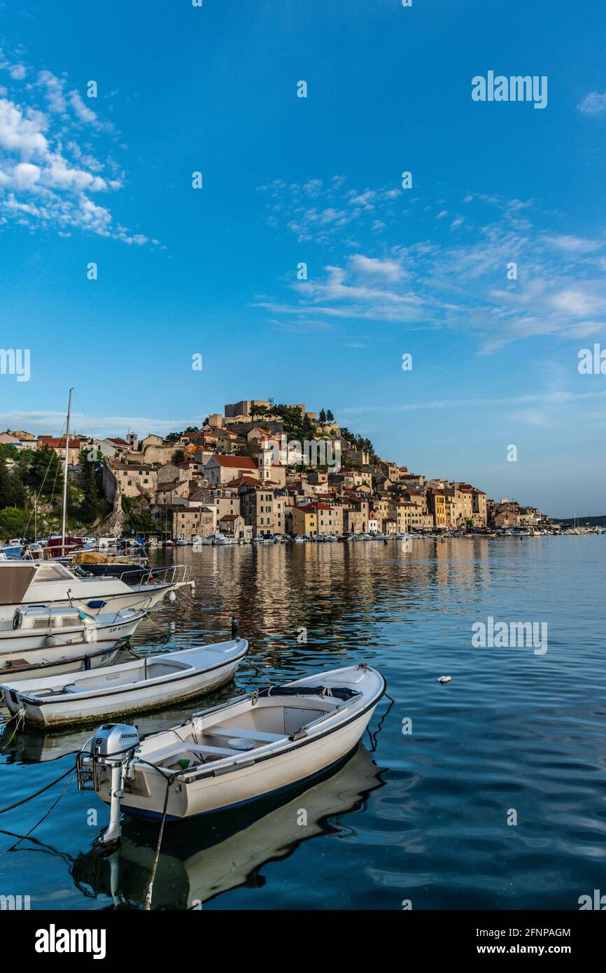 Città vecchia di Sibenik vista dal punto di vista, Croazia Foto Stock