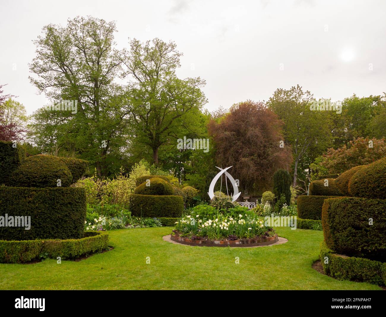 Il giardino bianco a Chenies Manor, Buckinghamshire in Springtime 2021 con il topiary degli uccelli tutti ben tended. Foto Stock