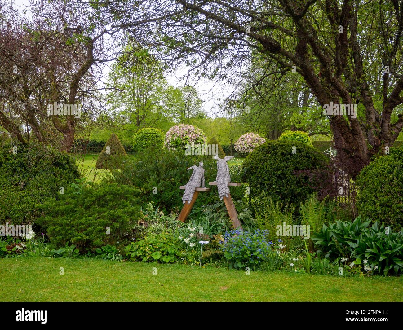 Victoria Atkinson 'Whisper' angeli scultura sotto gli alberi a Chenies Manor. Foto Stock