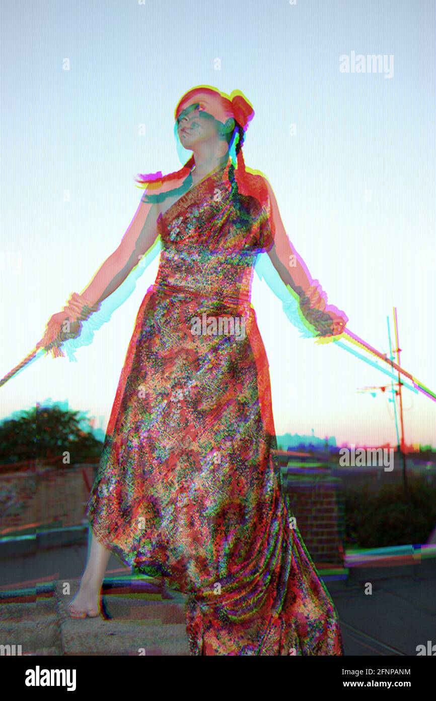 effetto glitch di giovane donna in vestito rosso che è legato su con corda Foto Stock