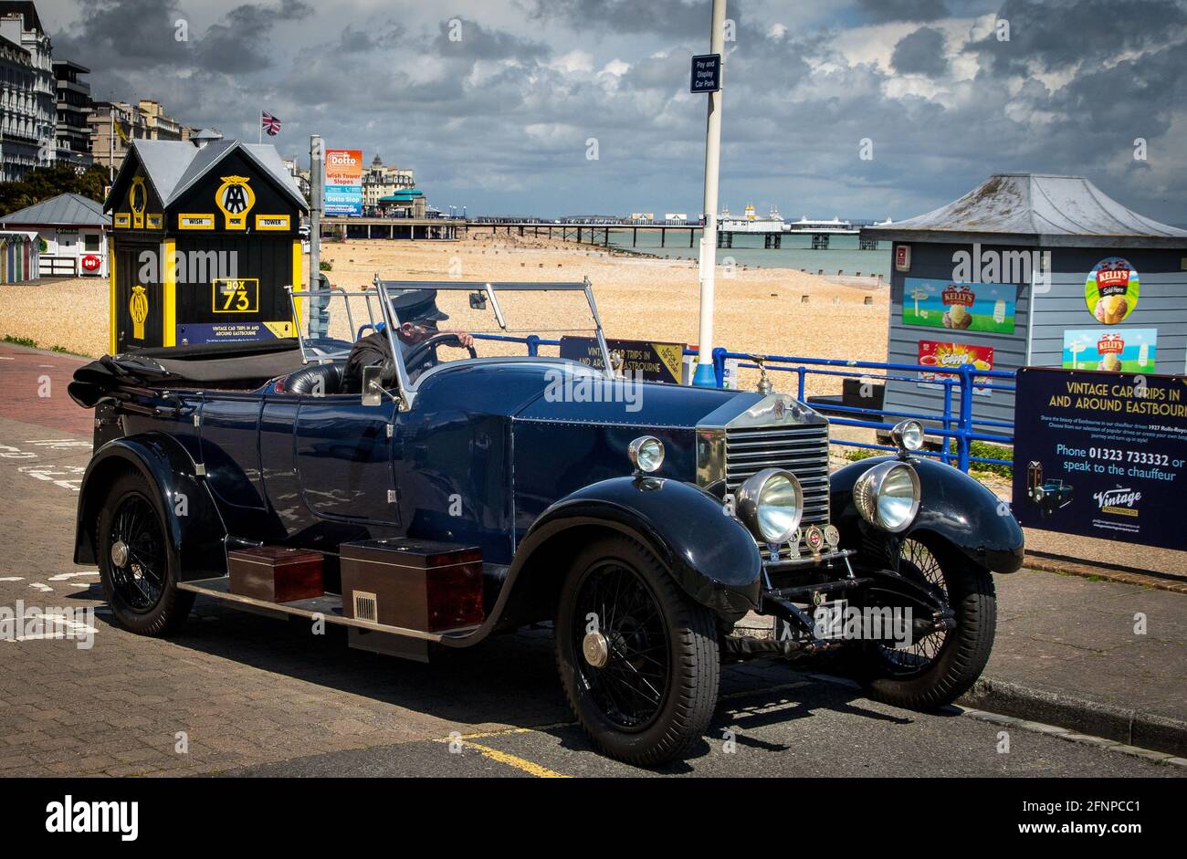 Auto d'epoca che offre corse intorno al luogo di soggiorno preferito di Eastbourne, East Sussex Foto Stock