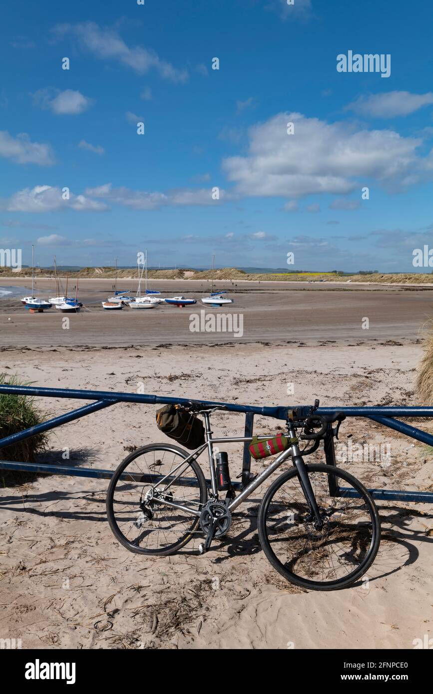 Bici in titanio Ribble Cycle parcheggiata a Beadnell Beach, Northumberland, Regno Unito. Foto Stock