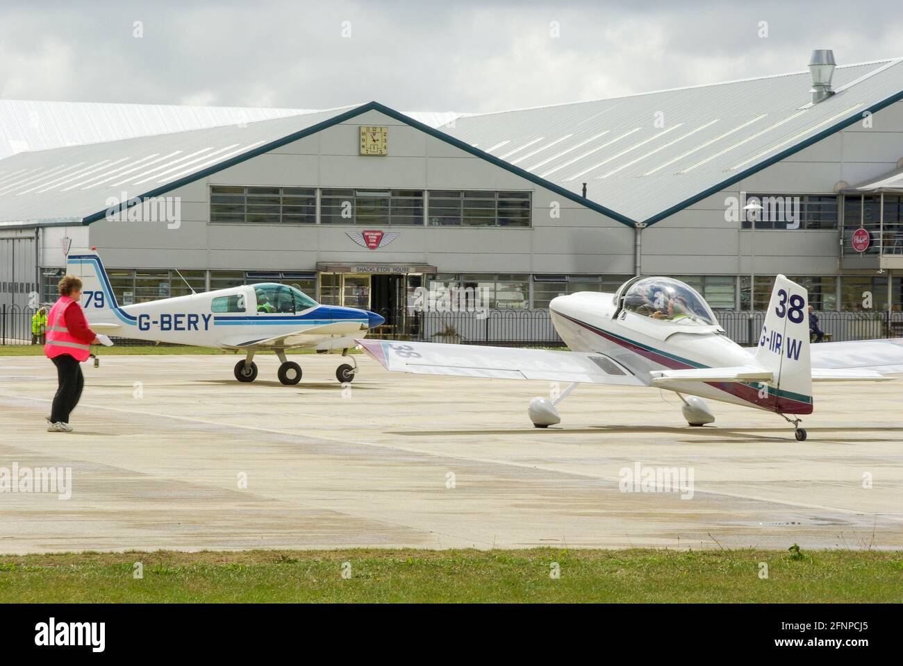 Furgoni RV-8 aerei leggeri al di fuori della Mess del pilota e gli edifici del Sywell Aerodromo, Northamptonshire, Regno Unito, durante una corsa aerea. Aereo da corsa con numero Foto Stock