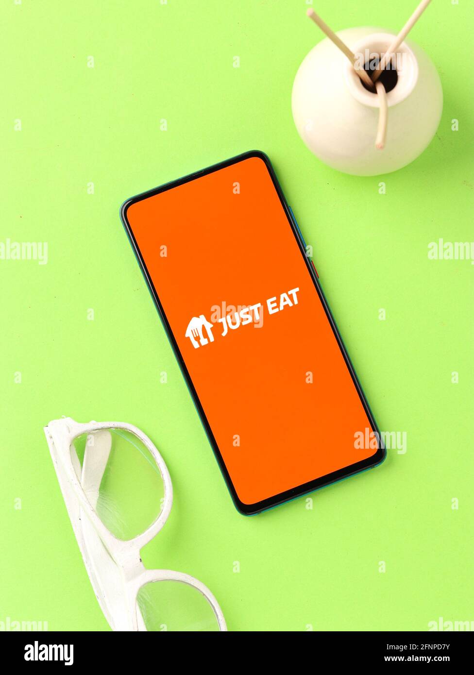 Assam, india - 18 maggio 2021 : Just eat logo on phone screen stock image. Foto Stock