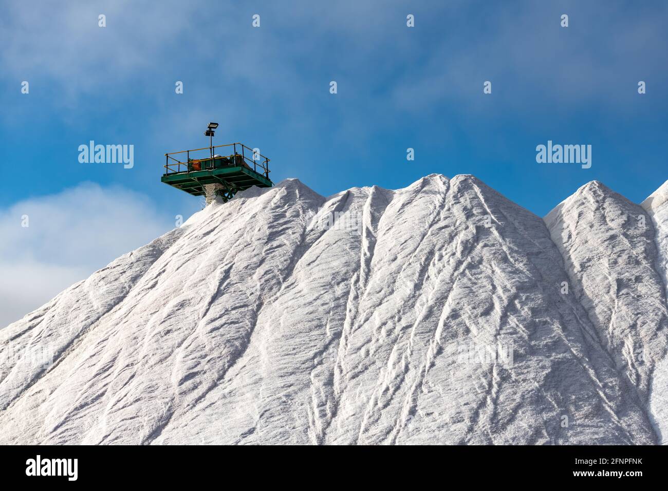 Enorme mucchio di sale contro il cielo blu Foto Stock