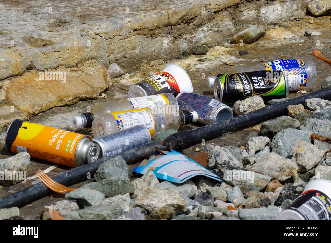 Rifiuti scartati da pescatori su Holyhead Breakwater, Foto Stock