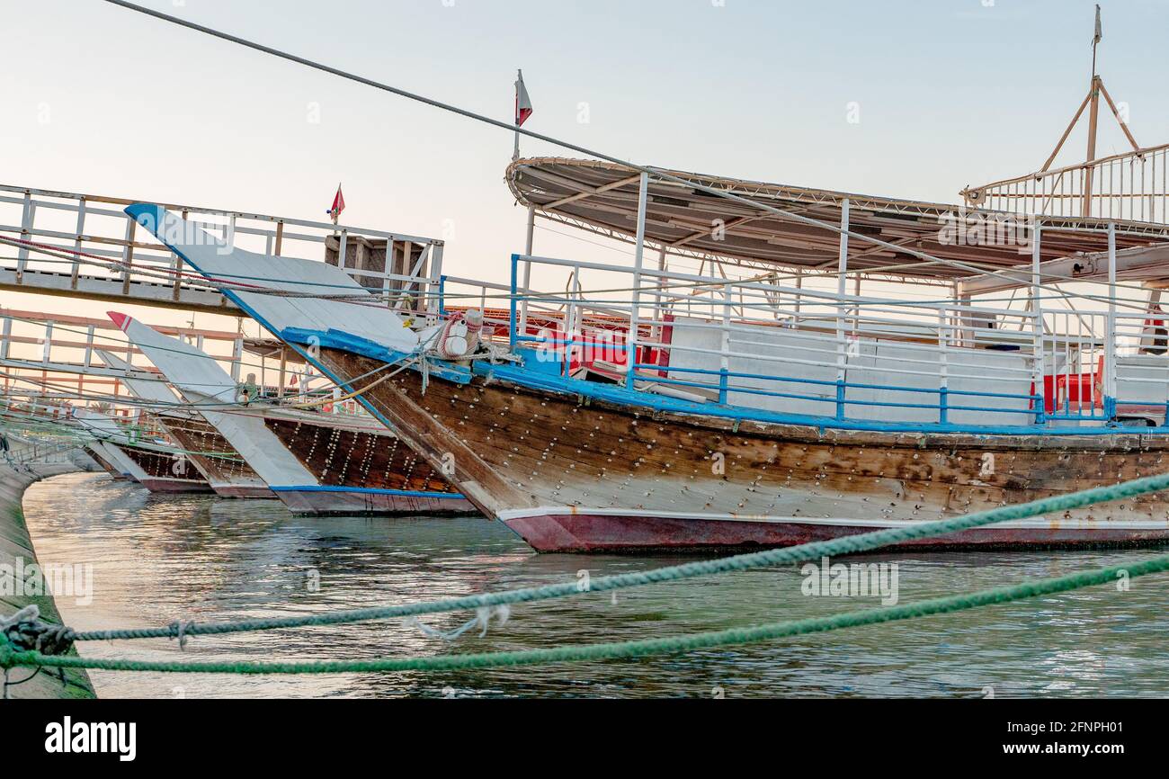 I dhows tradizionali si sono parcheggiati insieme nella Corniche di Doha. Fuoco selettivo Foto Stock