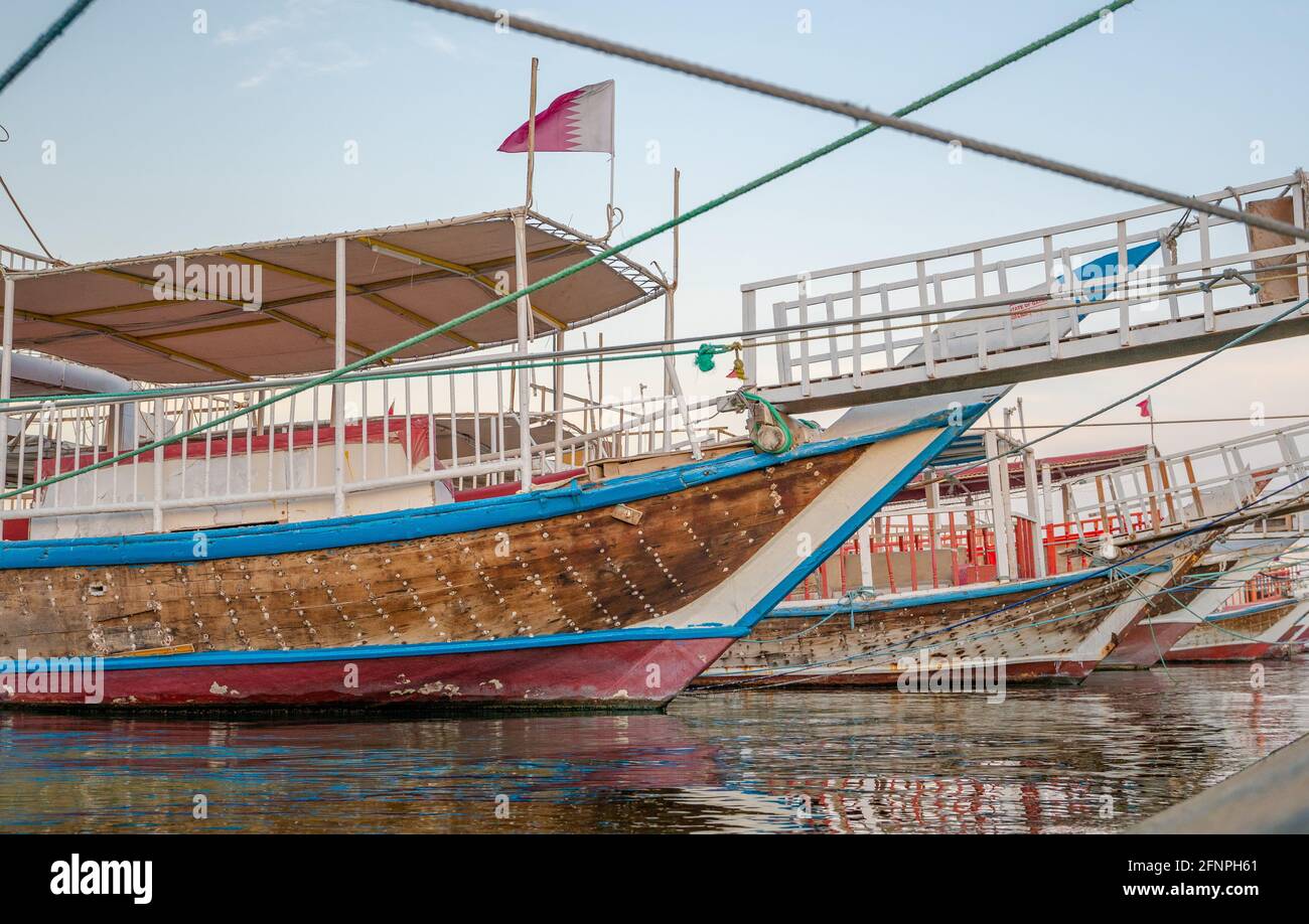 I dhows tradizionali si sono parcheggiati insieme nella Corniche di Doha. Fuoco selettivo Foto Stock