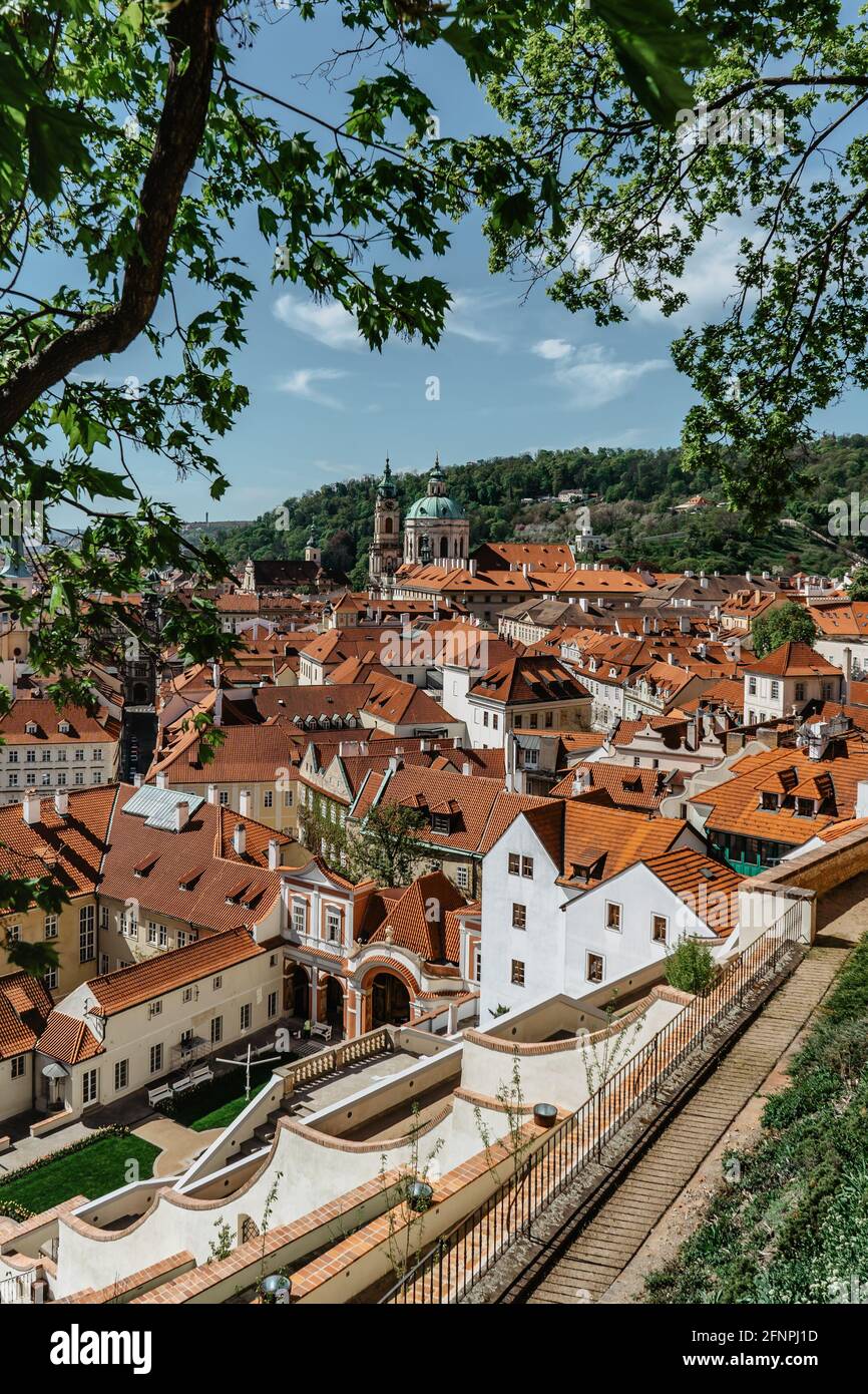 Incredibile città europea. Vista di primavera della città vecchia con edifici storici, tetti rossi, St Nicholas chiesa, torre Petrin a Praga, Repubblica Ceca.Sunny Foto Stock