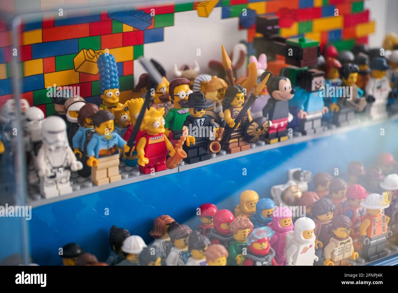 Tambov, Federazione Russa - 16 maggio 2021 minidisfigure Lego in piedi in una vetrina. Profondità di campo poco profonda. Foto Stock