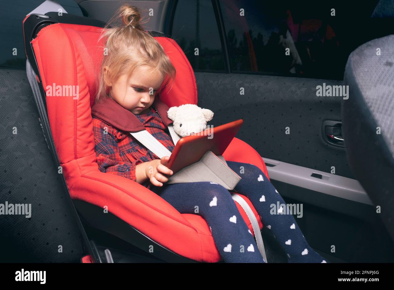 Carino bambino caucasico seduto al seggiolino di sicurezza per auto bambini  Foto stock - Alamy