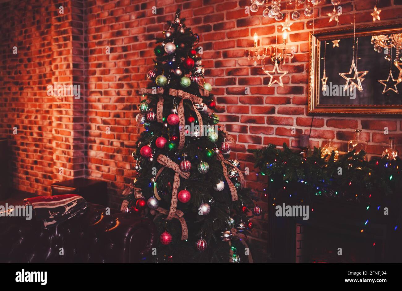 Casa splendidamente decorata con albero di Natale Foto Stock
