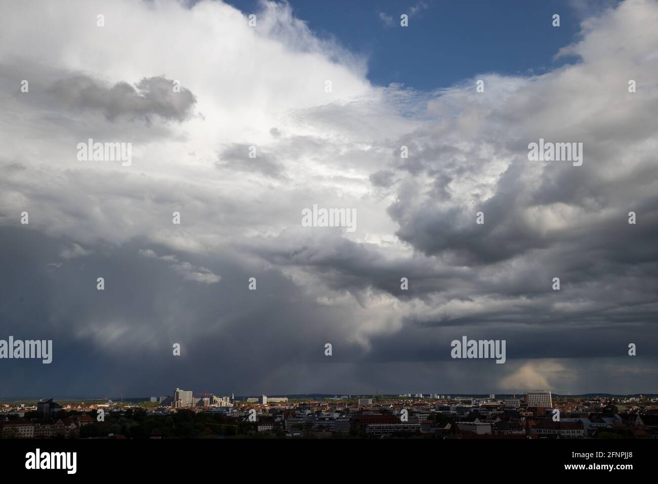 Norimberga, Germania. 18 maggio 2021. Le nuvole di pioggia si stanno radunando sulla città. Credit: Daniel Karmann/dpa/Alamy Live News Foto Stock
