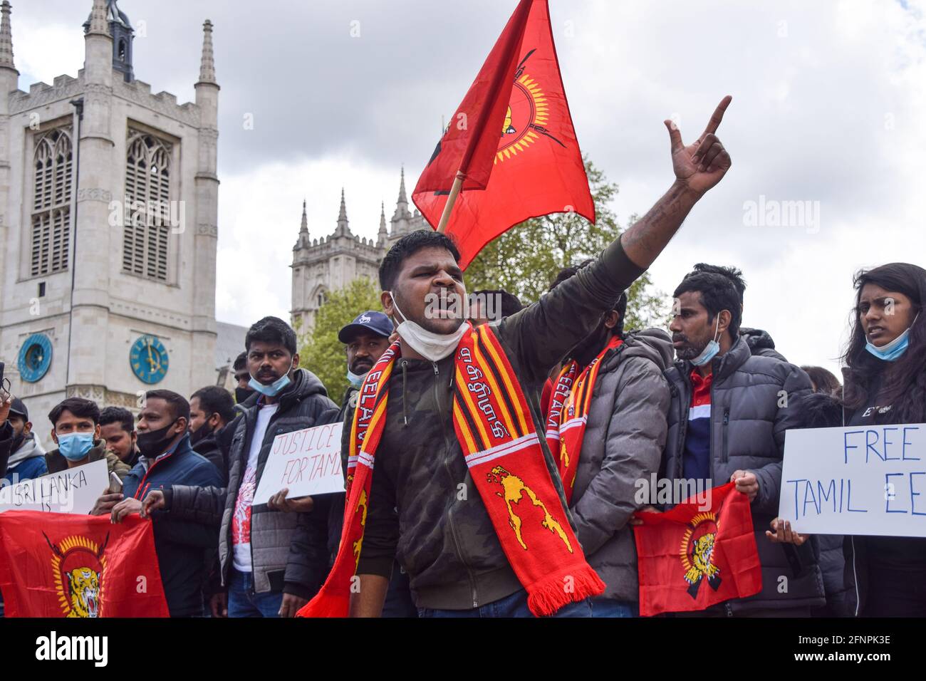 Londra, Regno Unito. 18 maggio 2021. Manifestanti in Piazza del Parlamento. I manifestanti si sono riuniti in Piazza del Parlamento e fuori Downing Street per il dodicesimo anniversario del massacro di Mullivaikkal e quello che i manifestanti chiamano "genocidio" contro i Tamil di Eelam nello Sri Lanka. (Credit: Vuk Valcic / Alamy Live News) Foto Stock