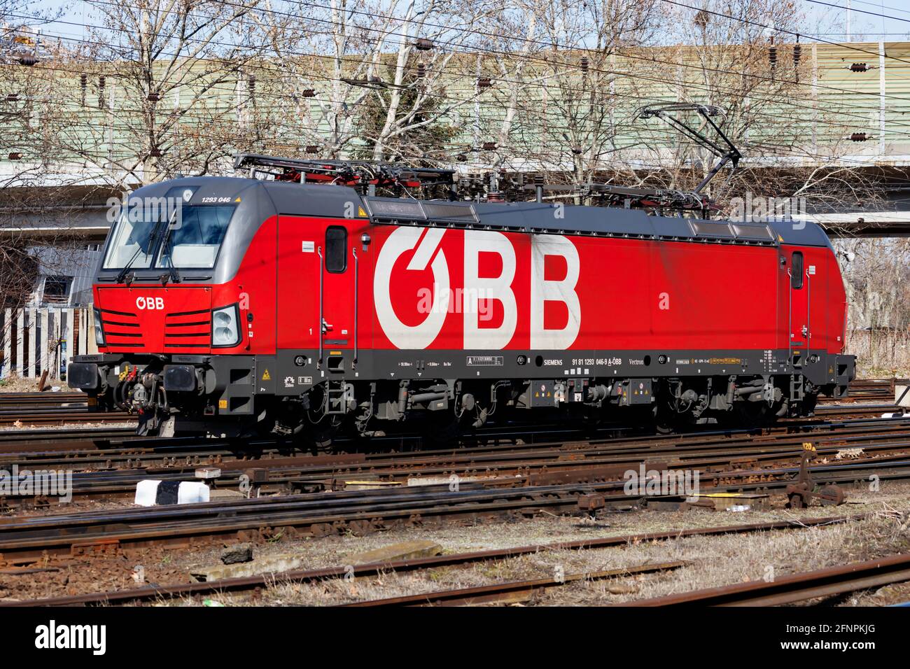 Budapest, Ungheria - 13 marzo 2021: Locomotiva alla stazione ferroviaria. Trasporto internazionale. Trasporto globale. Trasporto del carico. Foto Stock