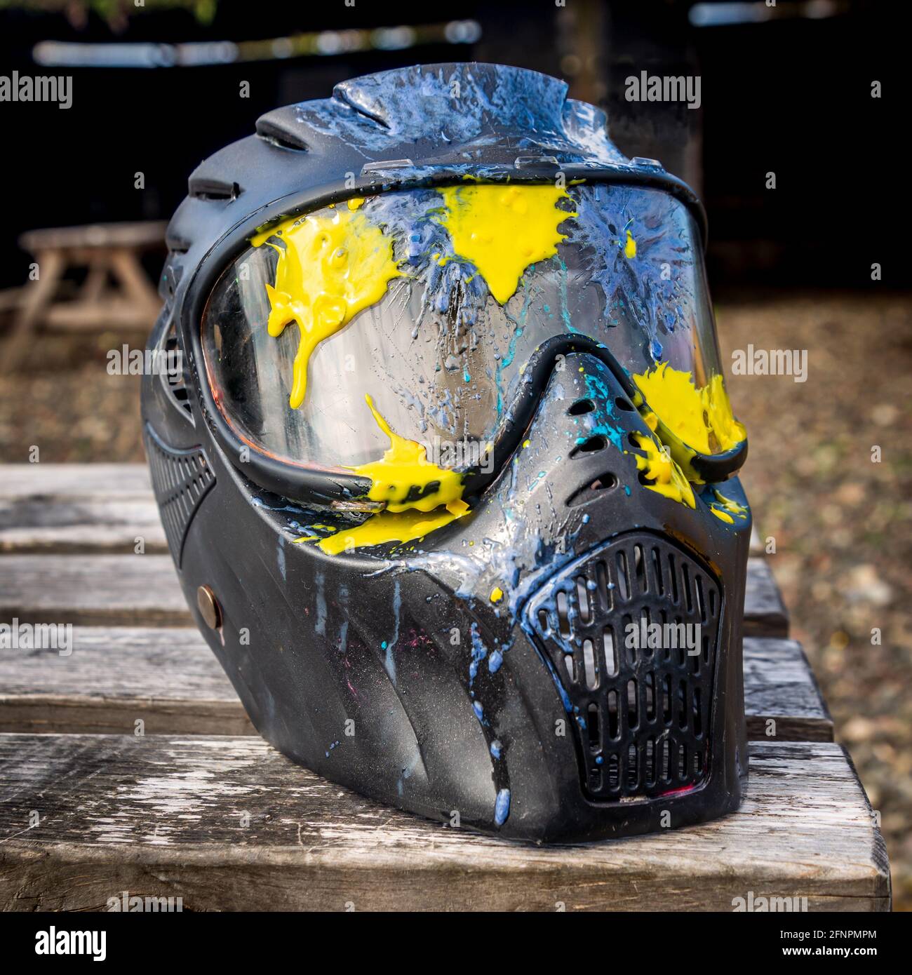 Maschera di sicurezza protettiva Paintball dopo essere stato colpito con più 50 Caliber palline a bassa velocità d'impatto usate per bambini e piccoli bambini Foto Stock