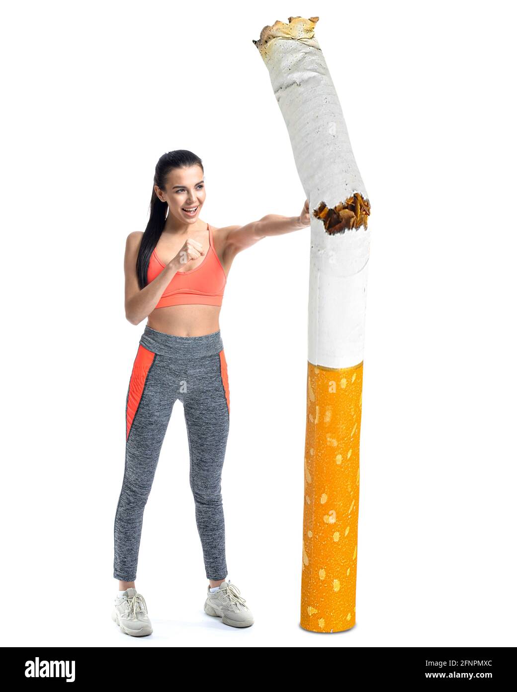 Giovane donna sportiva che calcia la sigaretta su sfondo bianco Foto Stock