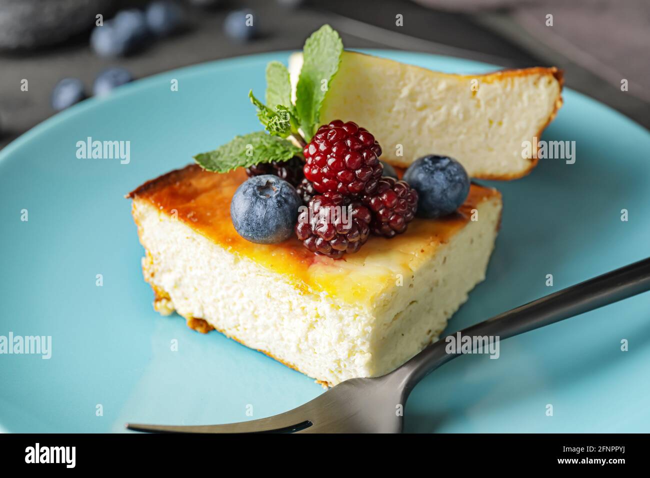 Pezzi di gustosa casseruola di formaggio cottage sul piatto Foto Stock