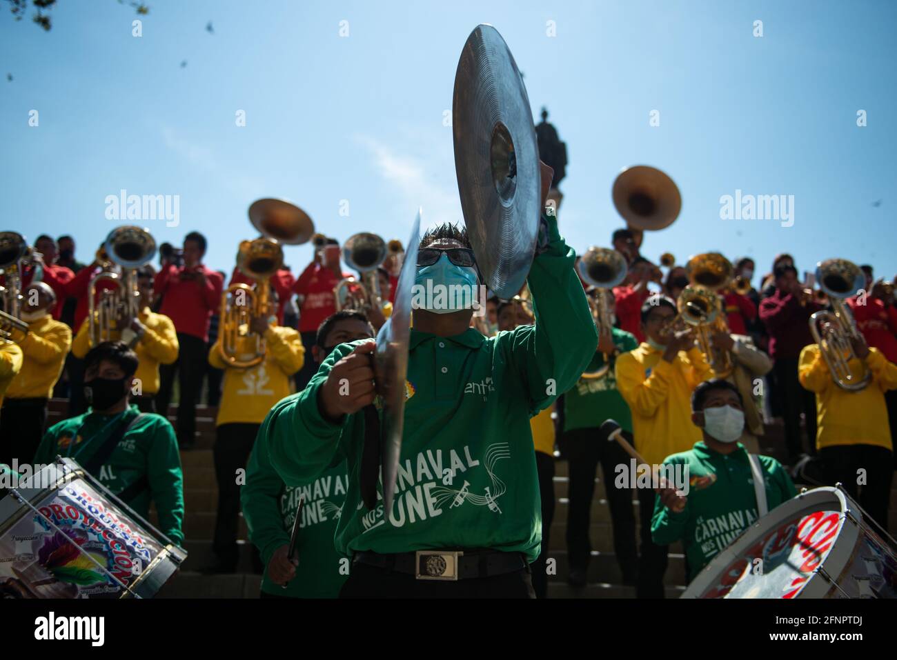 La Paz, Bolivia. 18 maggio 2021. Una band suona musica durante un evento dove 'Morenada', una danza tradizionale folk, è ballato. Il Perù ha dichiarato la 'Morenadaa' un patrimonio culturale peruviano all'inizio di maggio 2021, che ha causato l'oltraggio in Bolivia. Il governo boliviano ha dichiarato la danza un bene culturale nel 2011 per la sua 'importanza nazionale ed internazionale'. Credit: Radoslaw Czajkowski/dpa/Alamy Live News Foto Stock