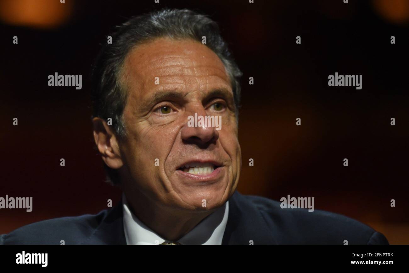 New York, NY, Stati Uniti. 17 maggio 2021. Andrew Cuomo alla conferenza stampa del governatore di New York Andrew Cuomo Lifts Covid-19 Mask mandate, radio City Music Hall, New York, NY 17 maggio 2021. Credit: Kristin Callahan/Everett Collection/Alamy Live News Foto Stock