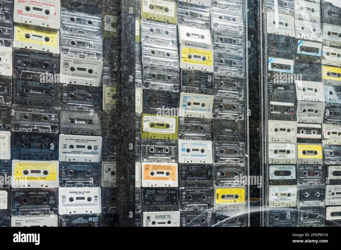 Videocassette su cassetta in esposizione in una vetrina del negozio del Regno Unito. Foto Stock