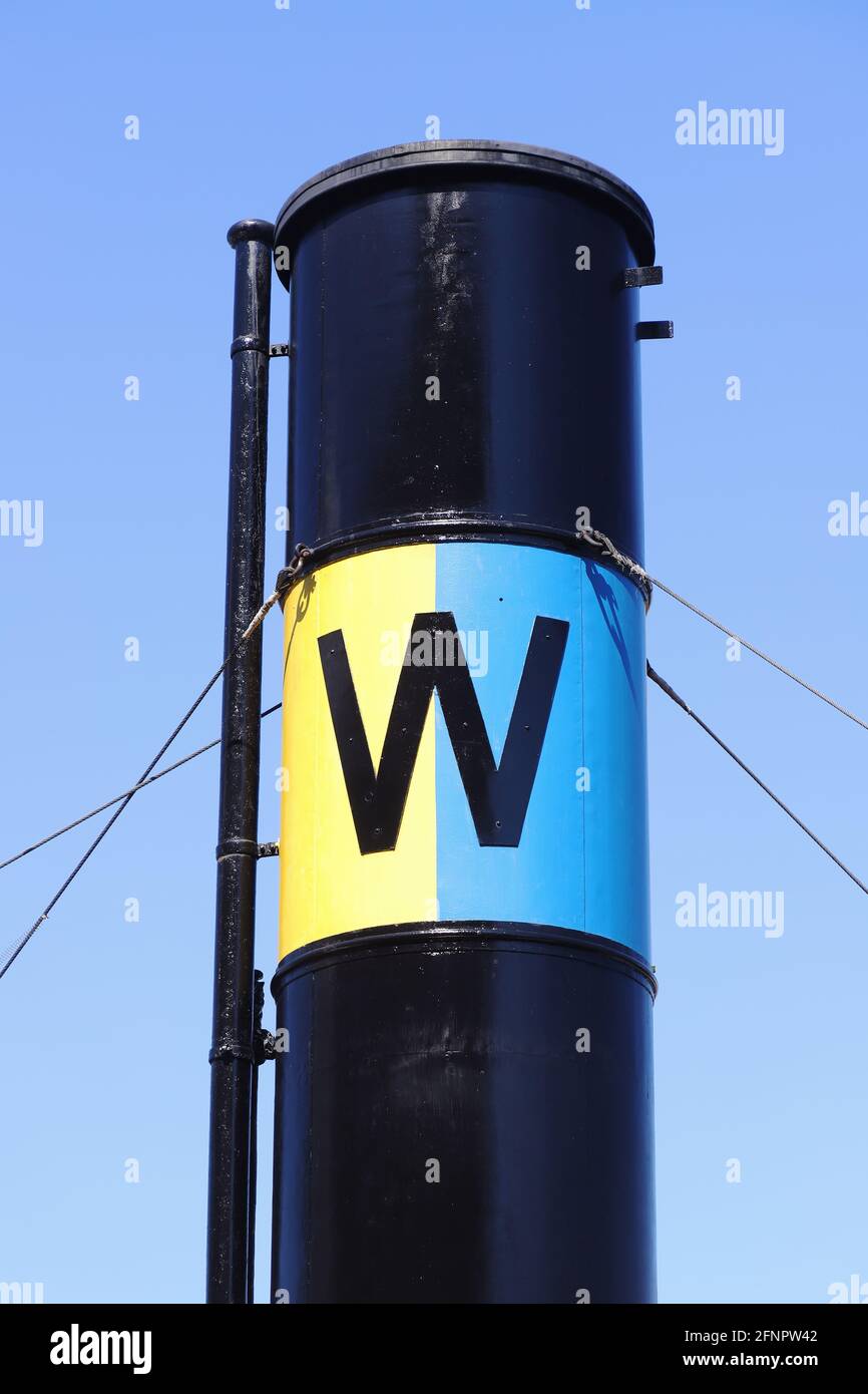 Stoccolma, Svezia - 12 maggio 2021: Vista del logo della comapny Waxholmsbolaget sulla sua nave a vapore Storskar imbuto nell'archip di Stoccolma Foto Stock