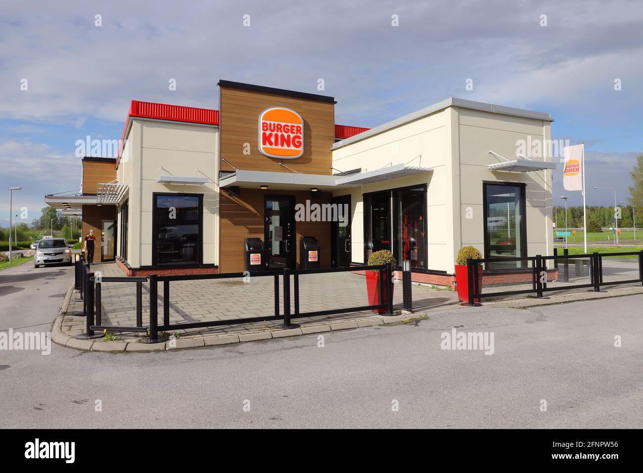 Eskilstuna, Svezia - 17 maggio 2021: Vista esterna del ristorante Burger King hamburger con il nuovo logo retrò. Foto Stock
