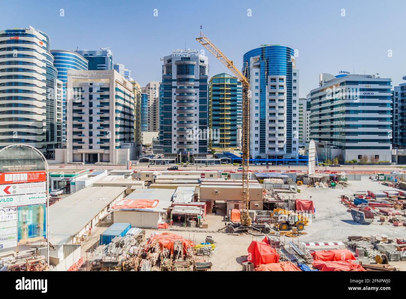 DUBAI, Emirati Arabi Uniti, 10 MARZO 2017: Edifici alti e un cantiere a Dubai, Emirati Arabi Uniti. Foto Stock