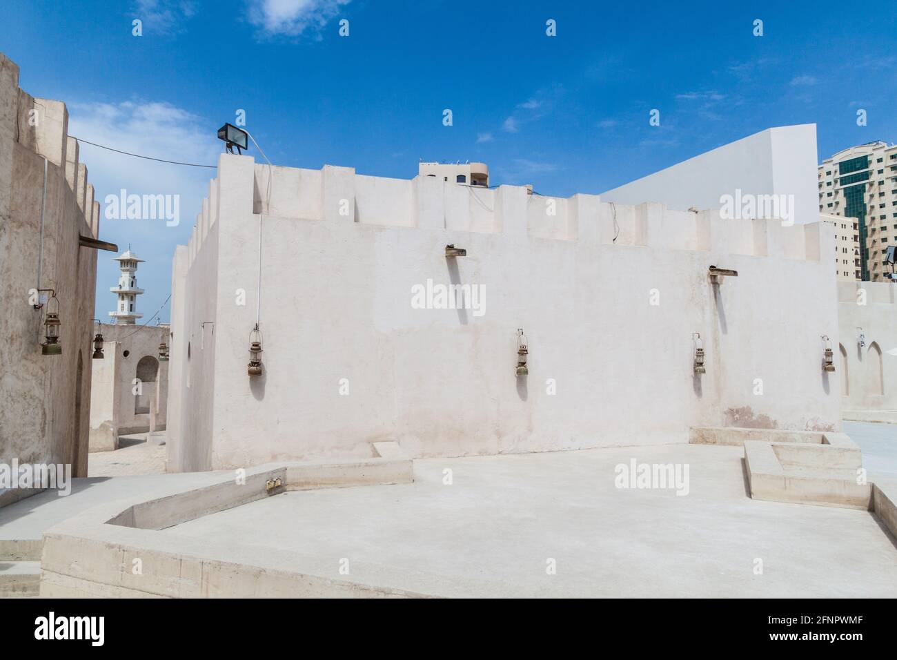 Edifici tradizionali nella zona Heritage di Sharjah, Emirati Arabi Uniti Foto Stock