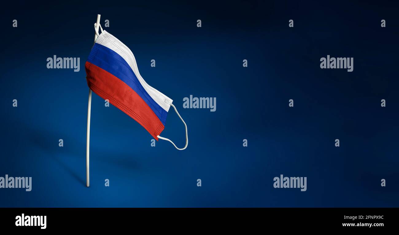 Maschera russa su sfondo blu scuro. Bandiera ondulata della Russia dipinta su maschera medica sul palo. Flag di attacco del virus. Concetto della bandiera della lotta agai Foto Stock