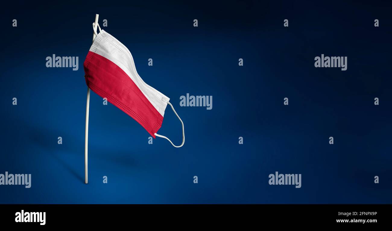 Maschera polacca su sfondo blu scuro. Bandiera ondulata della Polonia dipinta su maschera medica sul palo. Flag di attacco del virus. Concetto della bandiera della lotta agai Foto Stock