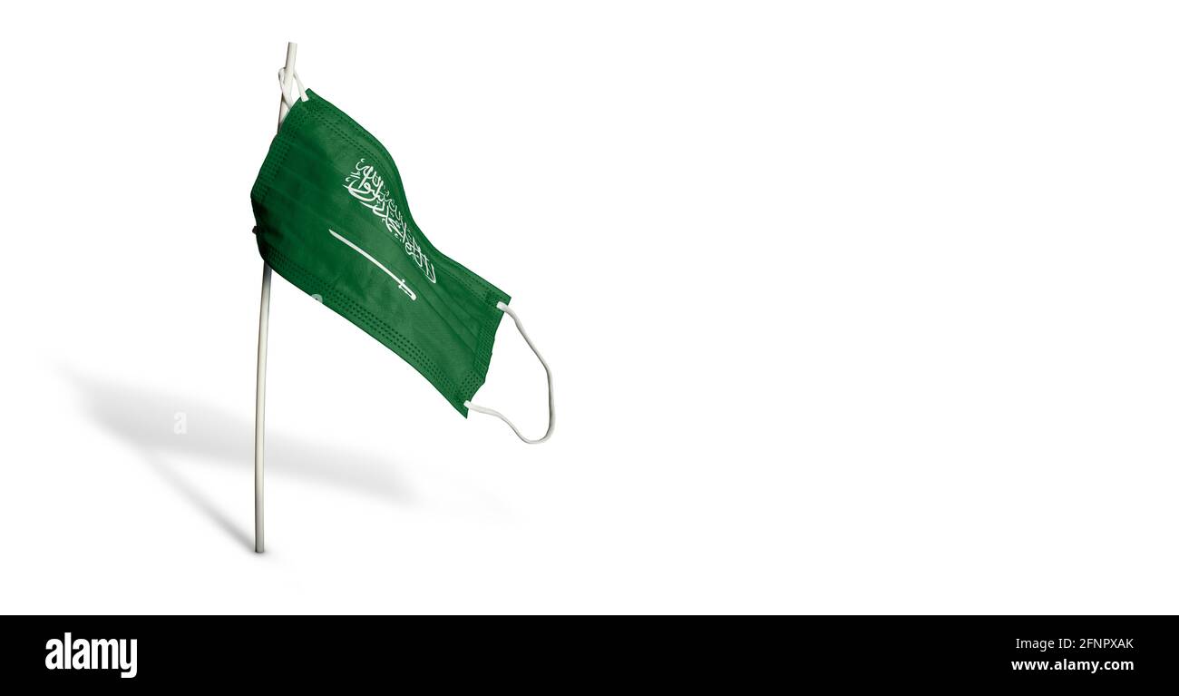 Maschera dell'Arabia Saudita su sfondo bianco. Bandiera sventolante dell'Arabia Saudita dipinta su maschera medica sul palo. Flag di attacco del virus. Concetto del banner della fi Foto Stock