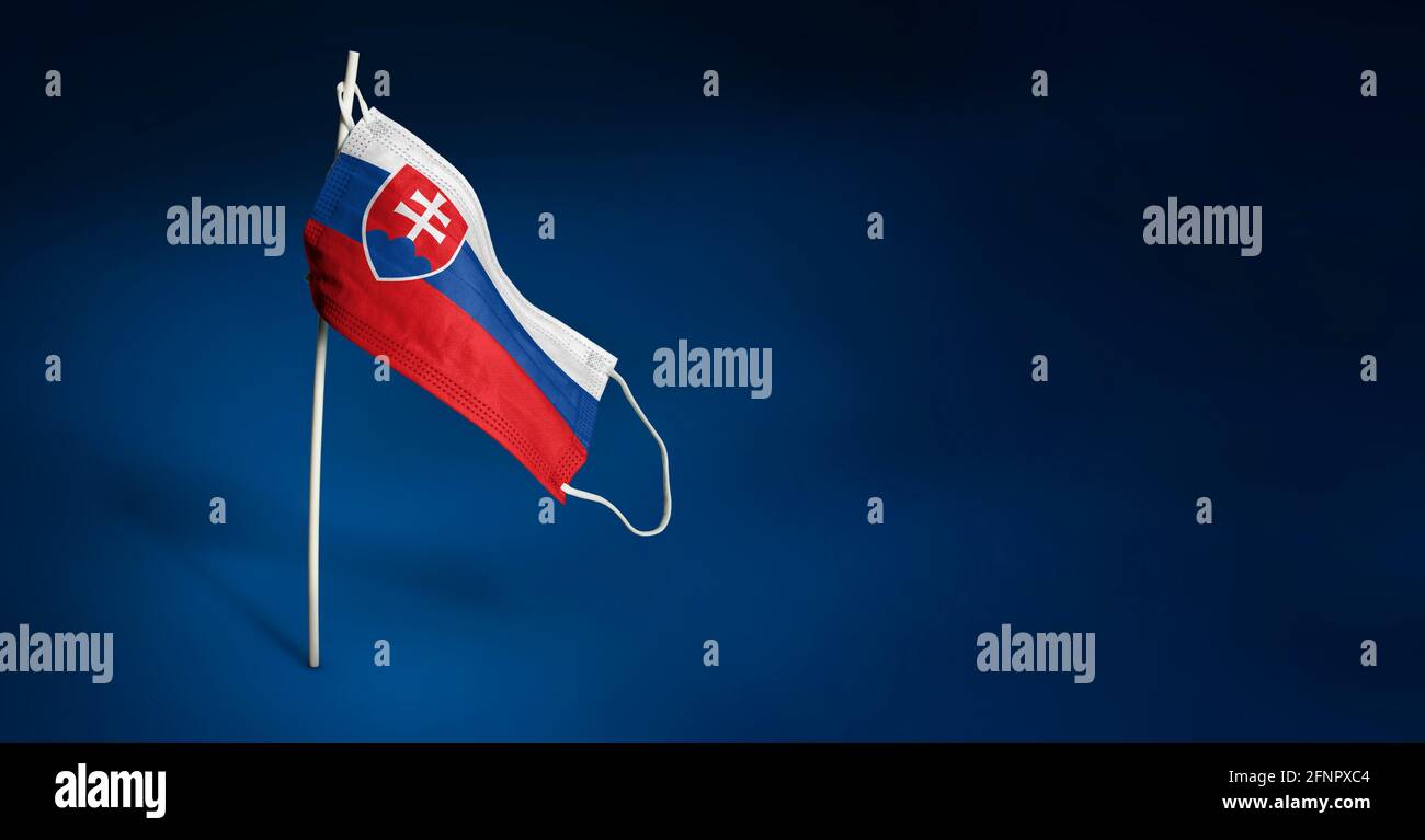 Maschera Slovacchia su sfondo blu scuro. Bandiera sventolante della Slovacchia dipinta su maschera medica sul palo. Flag di attacco del virus. Concetto della bandiera della lotta Foto Stock
