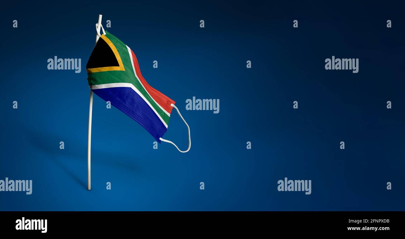 Maschera Sud Africa su sfondo blu scuro. Bandiera ondulata del Sud Africa dipinta su maschera medica sul palo. Flag di attacco del virus. Concetto del banner di Th Foto Stock