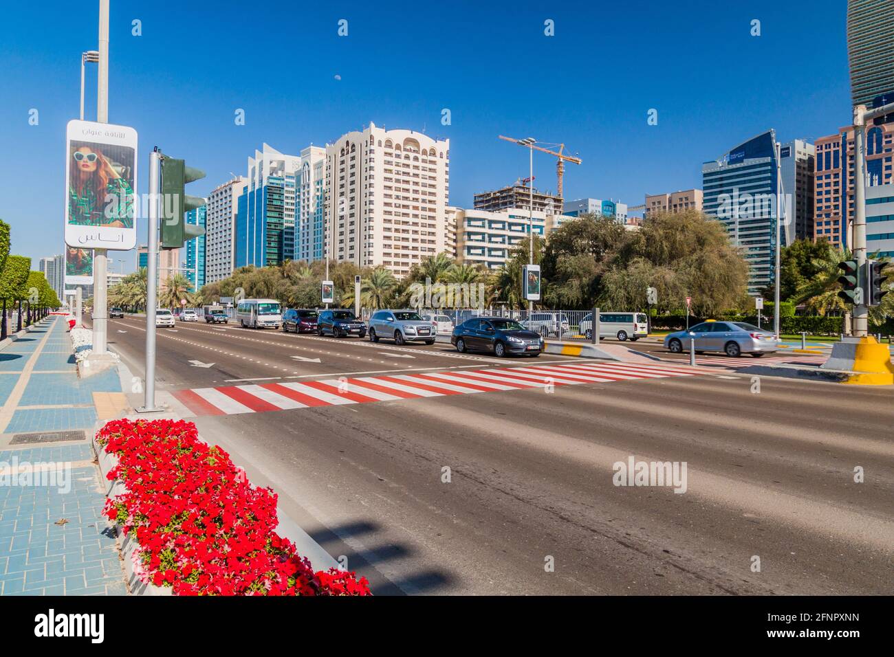 ABU DHABI, Emirati Arabi Uniti - 7 MARZO 2017: Vista della strada Corniche ad Abu Dhabi Foto Stock