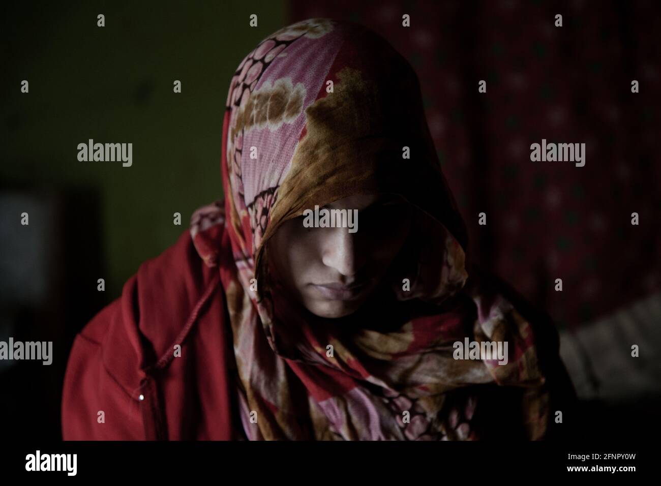 Territori liberati, Sahara occidentale. Una donna beduina nella sua Jaima (tenda). Foto Stock