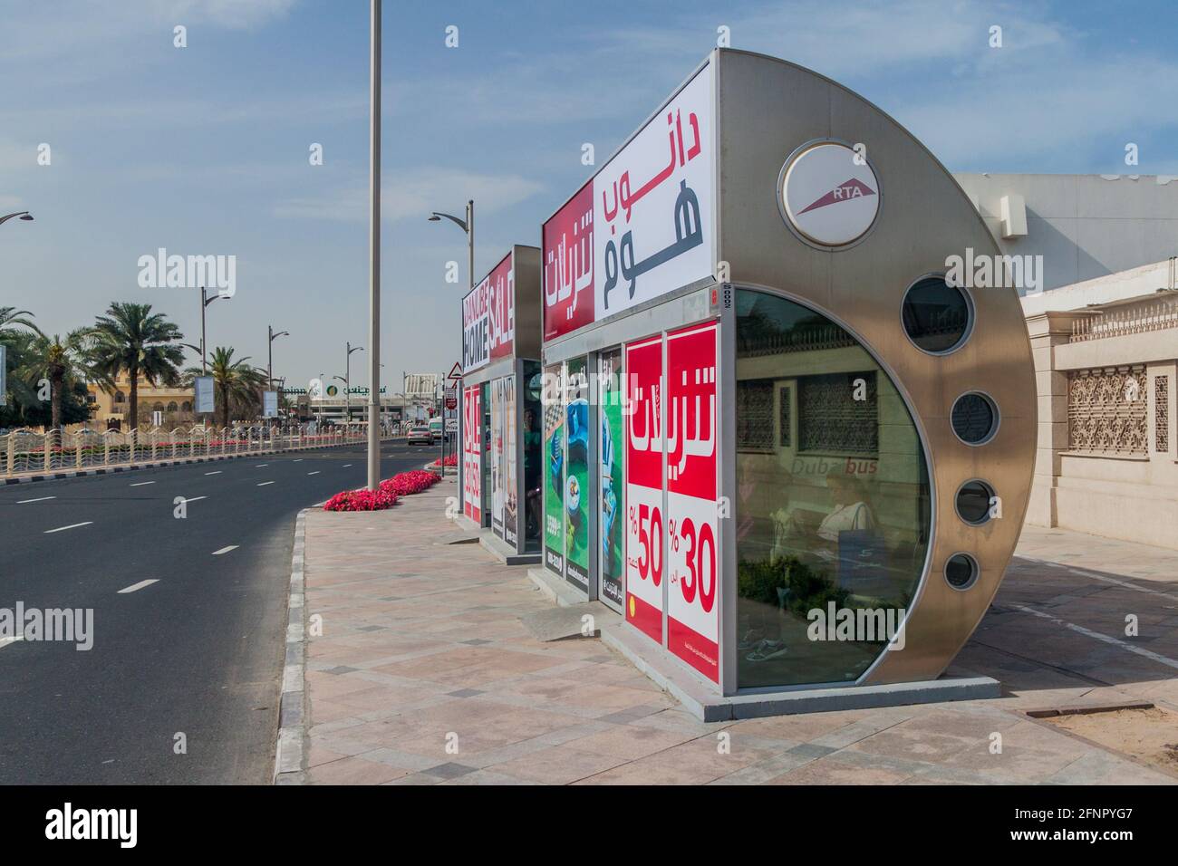 DUBAI, Emirati Arabi Uniti - 12 MARZO 2017: Fermata dell'autobus con aria condizionata a Dubai, Emirati Arabi Uniti Foto Stock