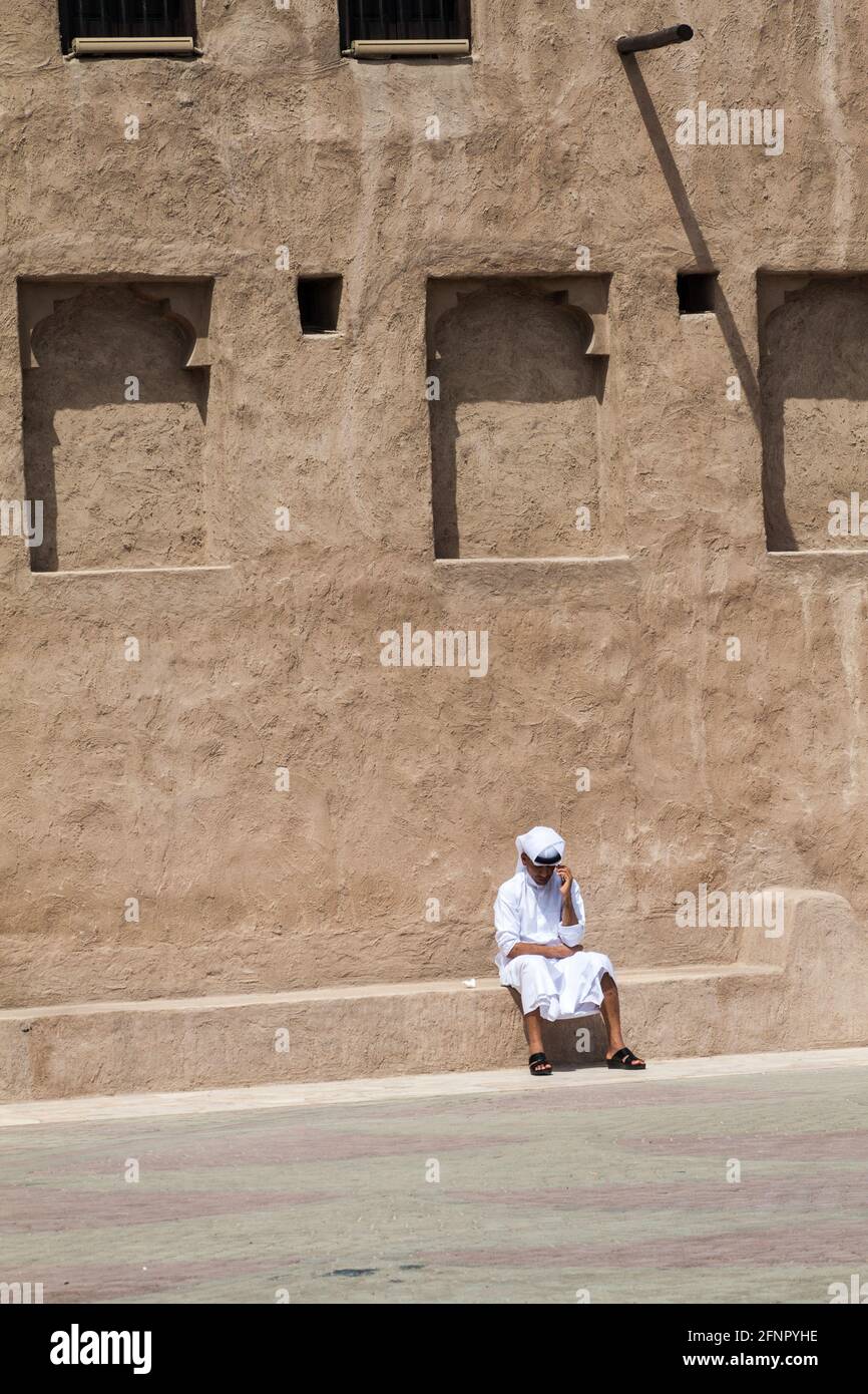 DUBAI, Emirati Arabi Uniti - 12 MARZO 2017: Uomo locale nel distretto storico di al Shindagha a Dubai, Emirati Arabi Uniti Foto Stock