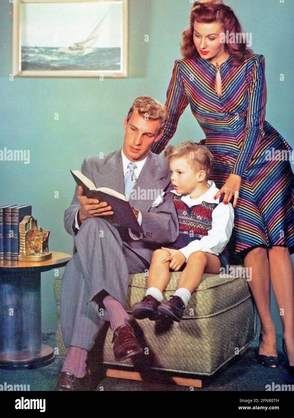 RHONDA FLEMING (1923-2020) attrice e cantante americana con lei Primo marito Thomas Wade circa 1942 con il loro figlio Kent Foto Stock