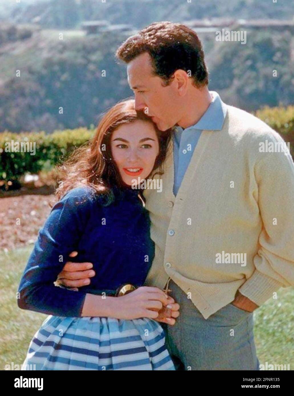 VIC DAMONE (1928-2018) cantante, attore cinematografico e presentatrice televisiva americana con la prima moglie Pier Angeli circa 1955 Foto Stock